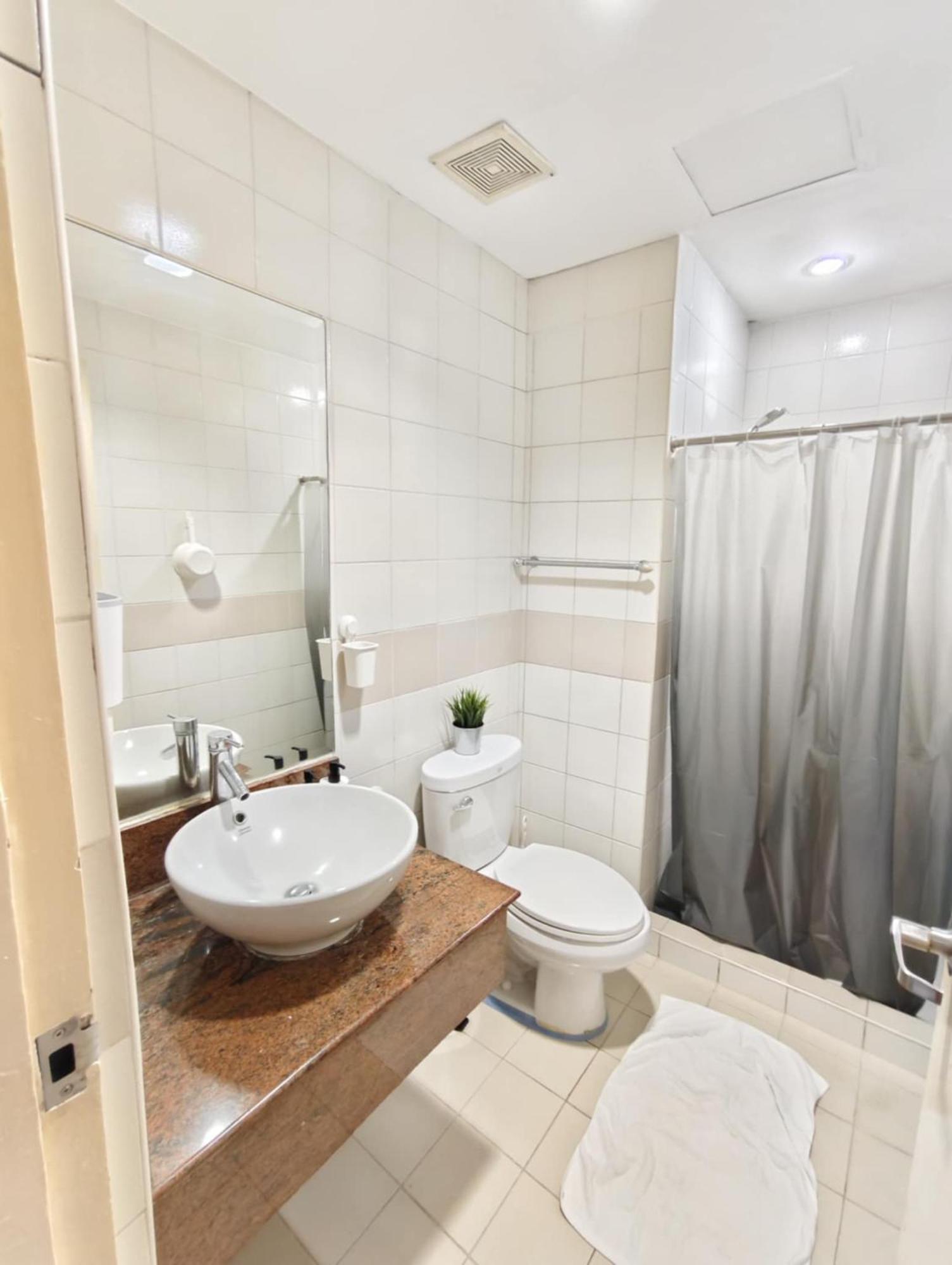 Bellagio One Bedrroom Bgc Burgos Circle By Christine Suites Ph Taguig Exteriör bild